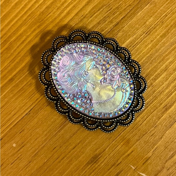 Iridescent Cameo brooch on a bronze background with double half ovals 1 3/4” - Picture 3 of 9